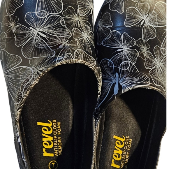 Revel AntiSlip Clogs For Women Size 7 Please Read Description - Picture 7 of 7